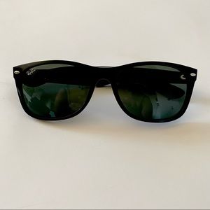 RAY-BAN 2132 New Wayfarer Men’s Black Sunglasses Missing Case